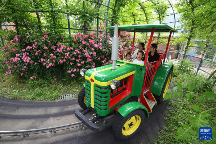 5月1日，家长带着孩子在湖北省襄阳市华侨城奇趣童年亲子乐园游玩。新华社发（杨东摄）