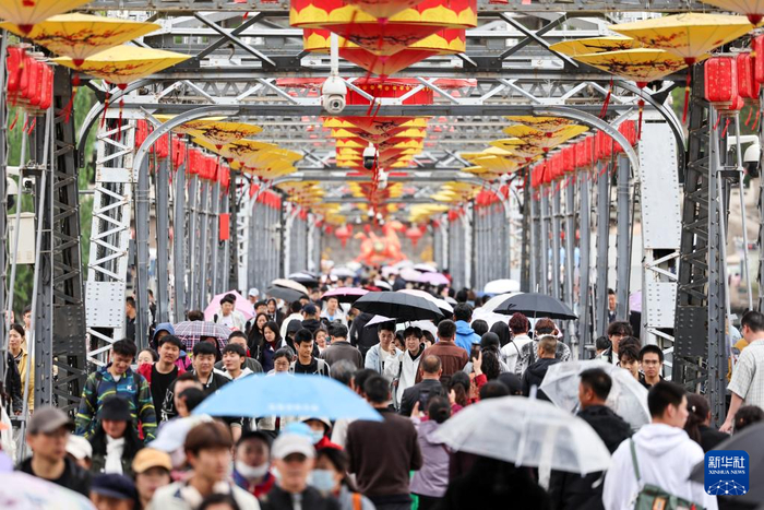 5月1日，游客在甘肃省兰州市中山桥游览。新华社发（侯崇慧摄）