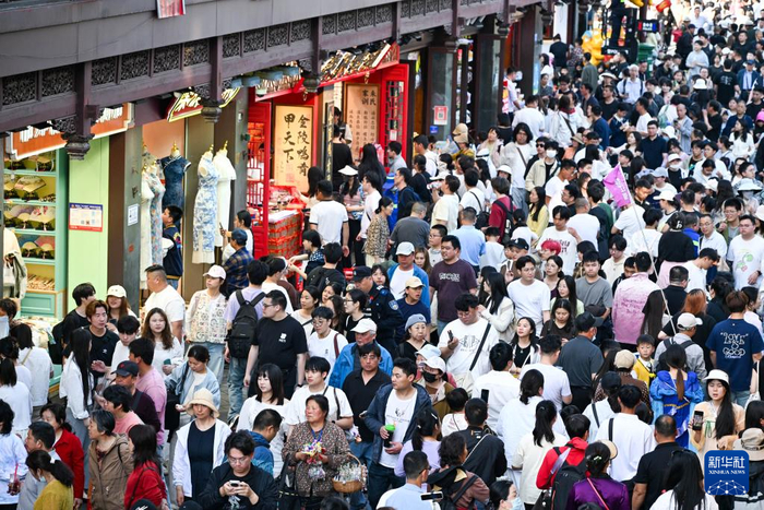 5月1日，游客在南京夫子庙景区游玩。新华社发（杨素平摄）