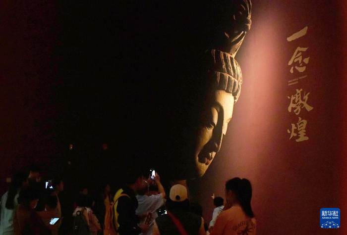 5月1日，观众在广州艺术博物院举行的“一念敦煌”石窟艺术大展现场参观。新华社发（许建梅摄）