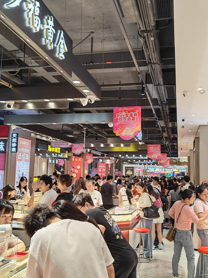 （五一假期期间深圳水贝黄金珠宝市场 吴家明/摄）