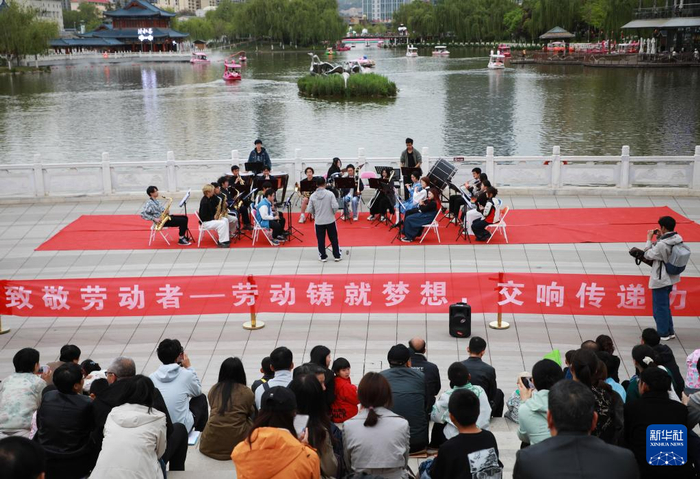 5月1日，人们在甘肃省兰州市城关区雁滩公园欣赏公益音乐会。新华社记者 张智敏 摄