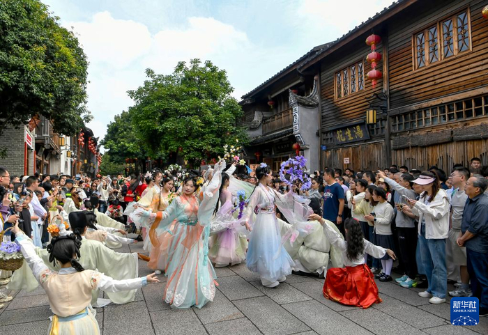 5月1日，游客在福建省福州市三坊七巷观看“花神”巡游。新华社记者 魏培全 摄