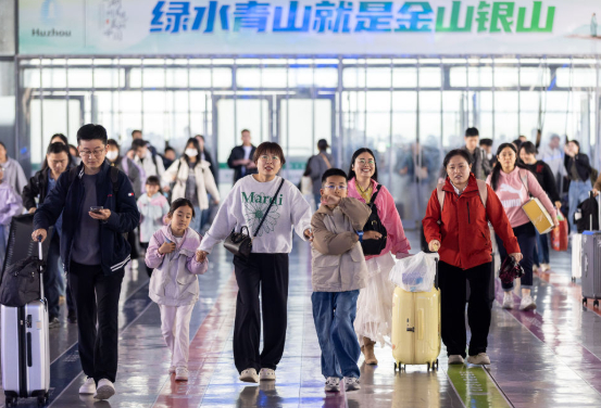 4月29日，在浙江省湖州站候车大厅，旅客检票进站。新华社发（伊凡摄）