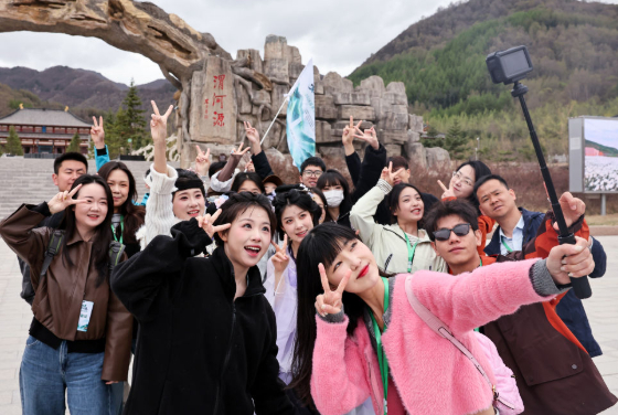 4月27日，文旅达人在甘肃省定西市渭河源景区打卡。新华社发 （侯崇慧摄）