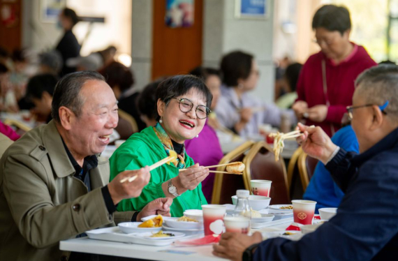4月26日，上海游客在泰州市政府机关食堂品尝泰州早茶。新华社发（杨玉岗摄）