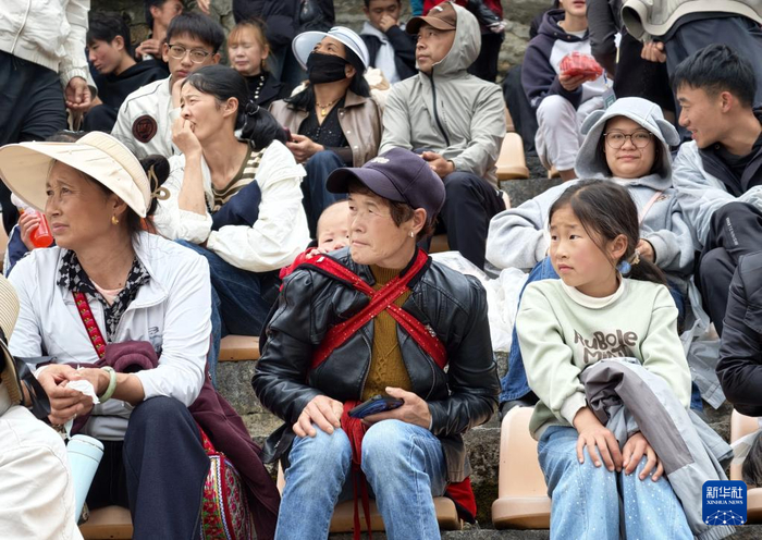 5月1日，观众在云南大理三月街民族节上观看节目。新华社记者 邢广利 摄