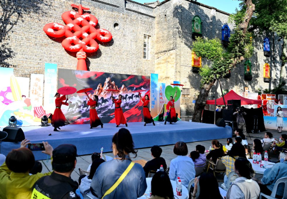2026福州“五一”文旅主题活动现场的文艺表演。新华社记者 林善传摄