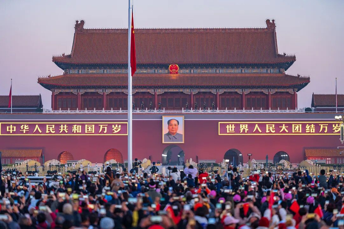 △2025年11月1日，北京，适逢每月第一天国旗班大升旗，吸引了广大群众观看。（图/视觉中国）