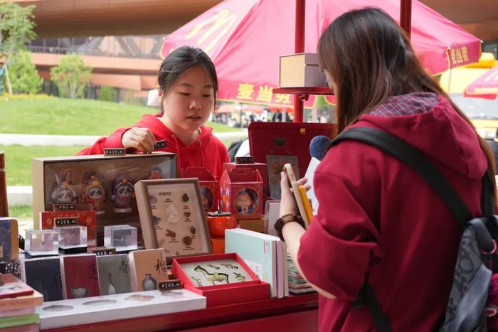 观众在“北京礼物”店选购商品