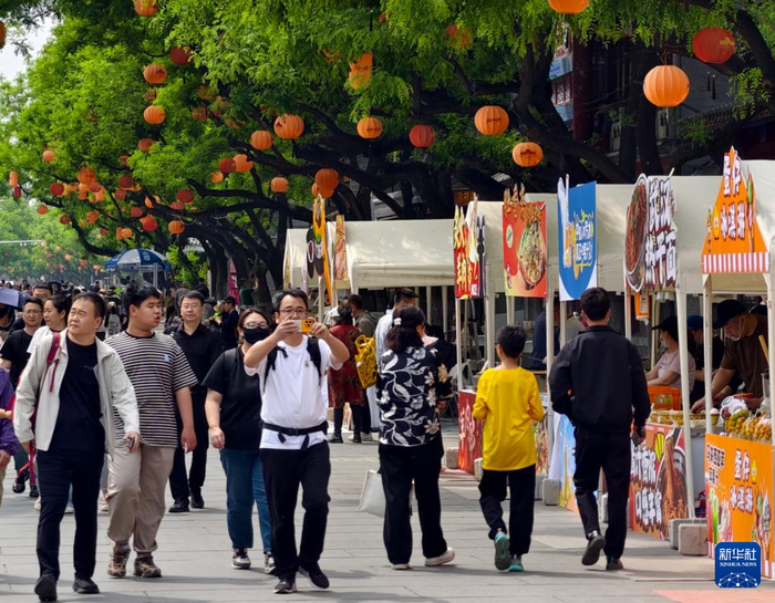 5月1日，市民游客在北京宛平城游玩（手机照片）。新华社记者 郑焕松 摄