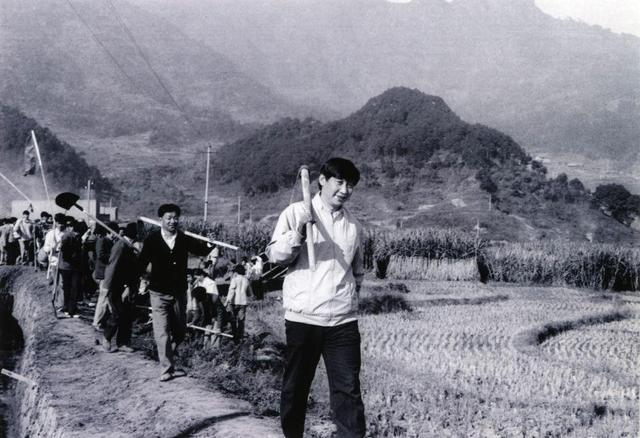 △1989年，习近平同志带领地直机关干部参加义务劳动。
