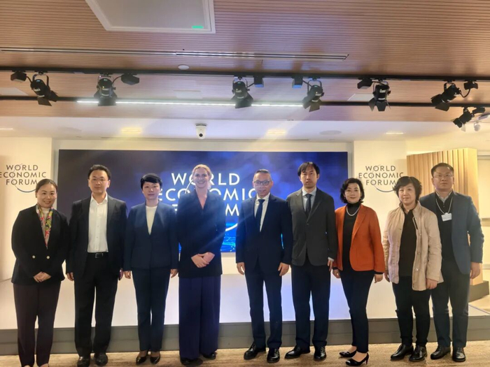 图为学院代表团拜访世界经济论坛