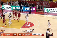 辕门射戟！基诺内斯金蝉脱壳摆脱2人防守 抢投三分打成3+1