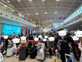 挤爆了！知名景区酒店大堂地上睡满人，400元太空舱客品重复使用……重要提醒：开始大跳水