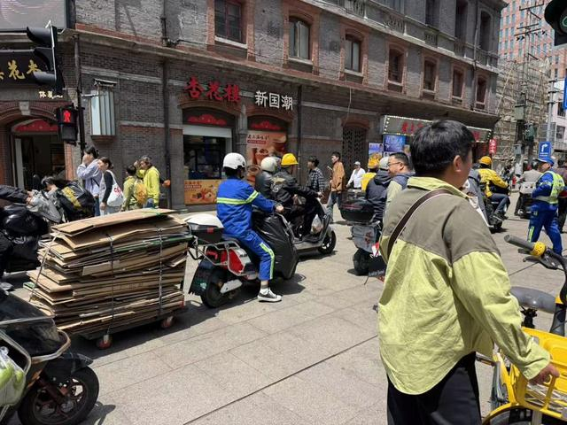 南京路步行街上的保洁员及时清运垃圾袋。沈思怡 摄