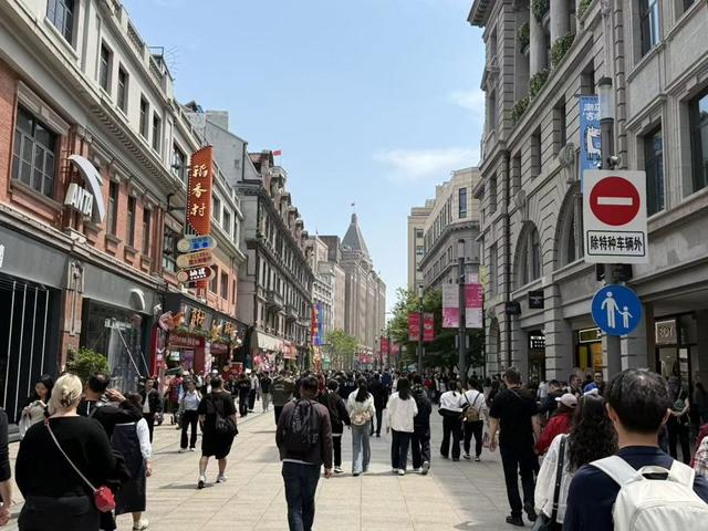 这个“五一”假期前两日，南京路步行街人潮汹涌。沈思怡 摄