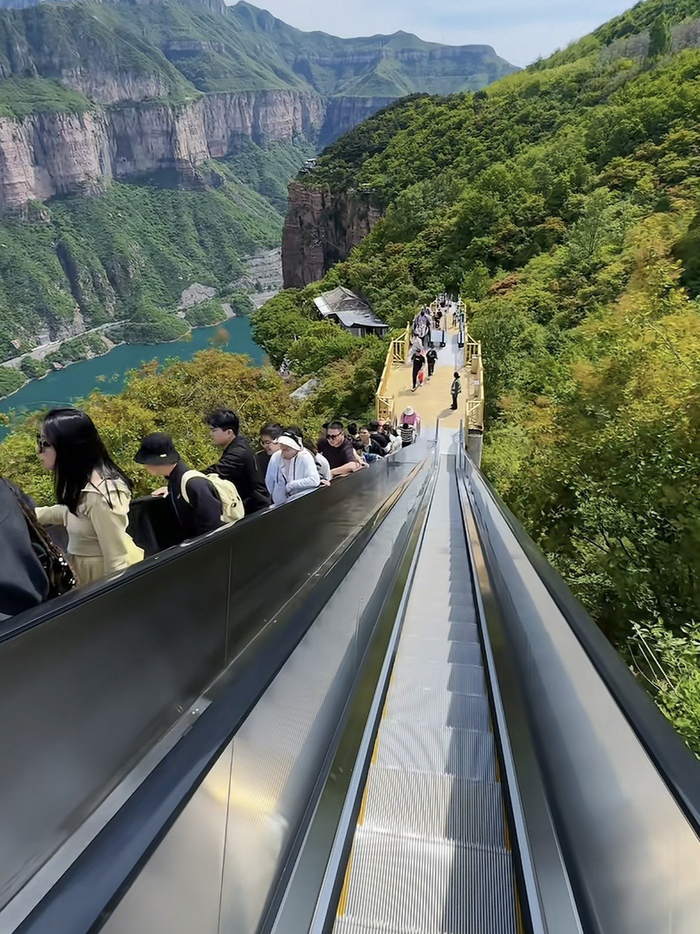 河南宝泉旅游区电梯（视频截图）