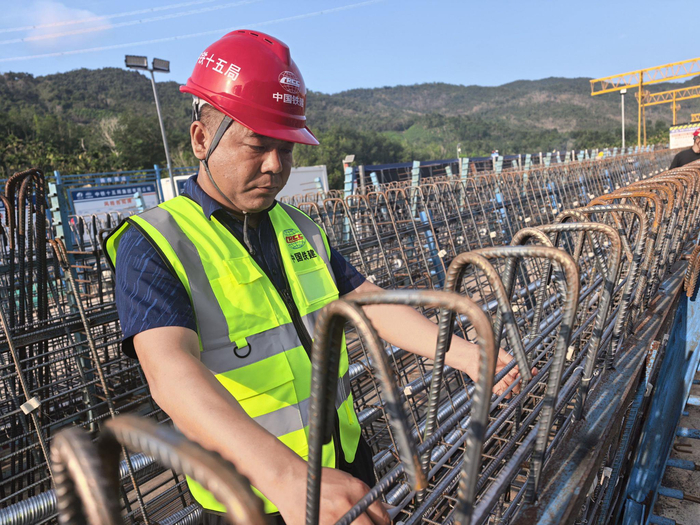 项目总工李自峰现场复核箱梁钢筋骨架尺寸，严控预制梁加工质量。