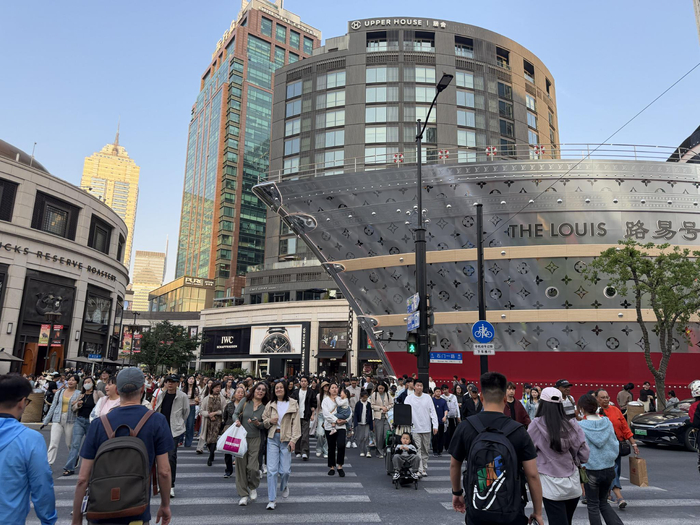 图为上海静安南京西路商圈游人如织（记者 郭敬丹 摄）