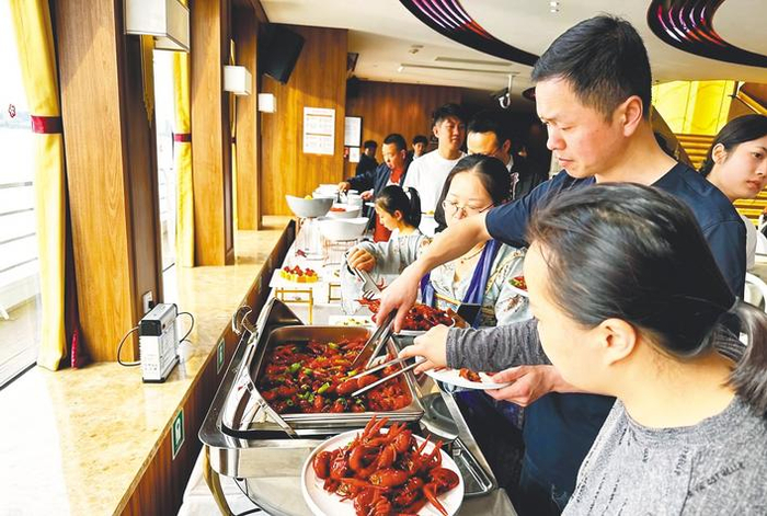 “游船+美食”“游船+科技”“游船+桌游”等互动项目丰富武汉两江游览体验。 （受访单位供图）