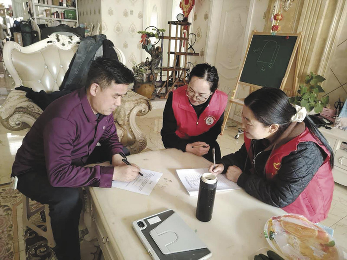 互助土族自治县威远镇明珠社区网格员入户宣传创城工作。海东市委社会工作部供图