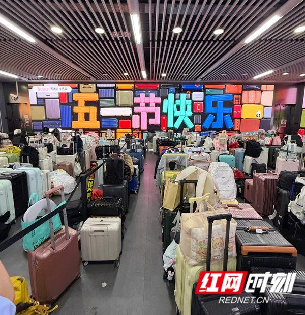 在长沙五一广场地铁站内，游客们安心将行李临时放置，轻装上阵奔赴街巷打卡游玩。（网友“活捉小黄” 摄）
