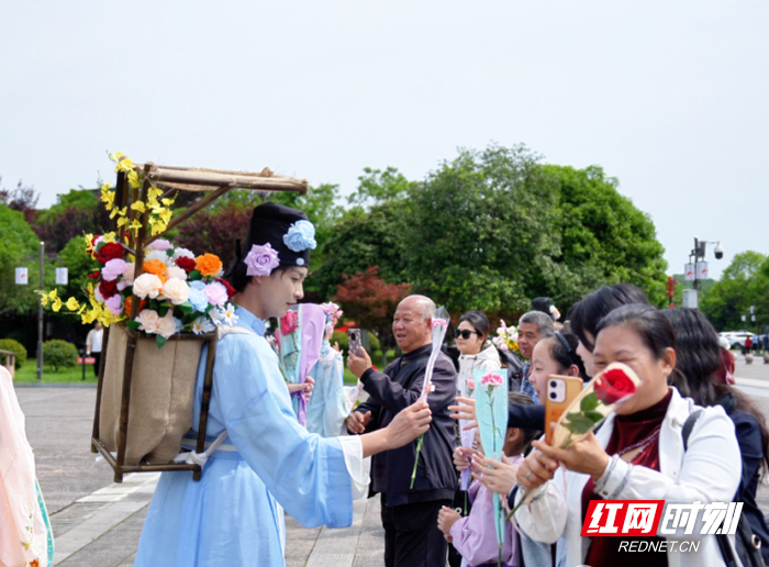 独具韵味的簪花秀巡游成为崀山景区内一道靓丽风景线。