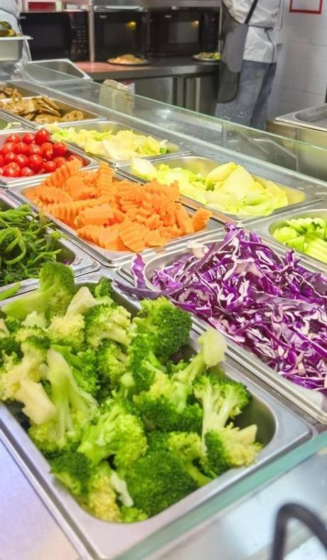 黎竹学校食堂的减脂餐窗口。受访者供图