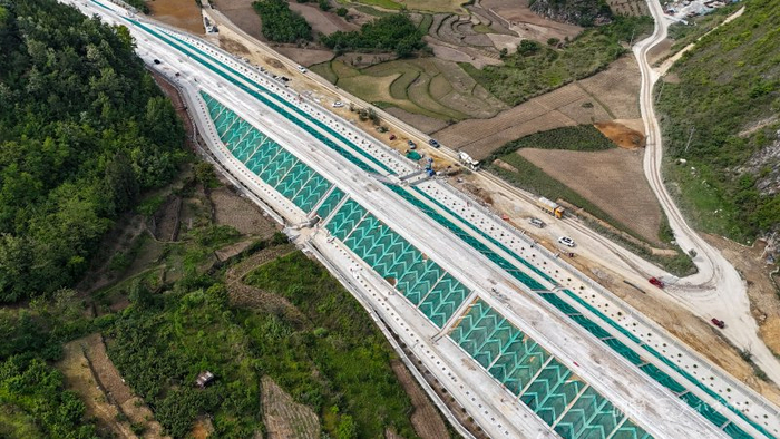 黄百铁路建设现场