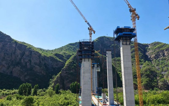 108新线高速公路全线桥梁下部结构、上部结构、各隧道洞身开挖及支护工程正陆续开展。首发建设公司供图