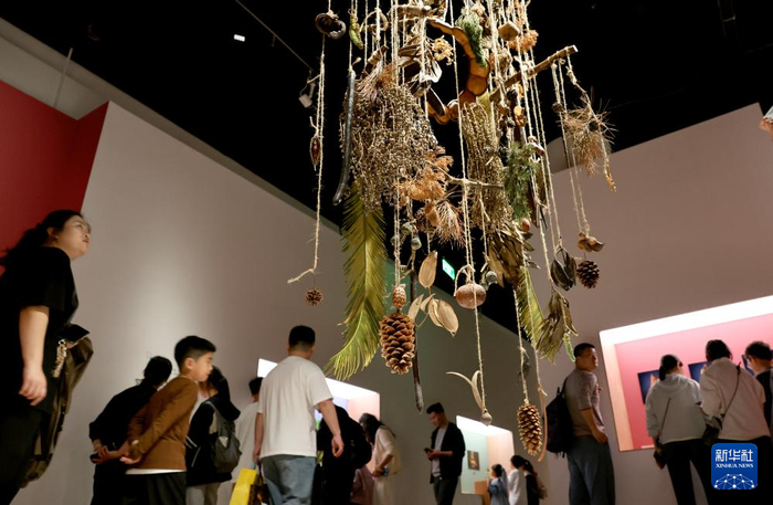 5月1日，人们在位于上海自然博物馆的大型自然艺术展“只有树知道”上参观。新华社记者 方喆 摄