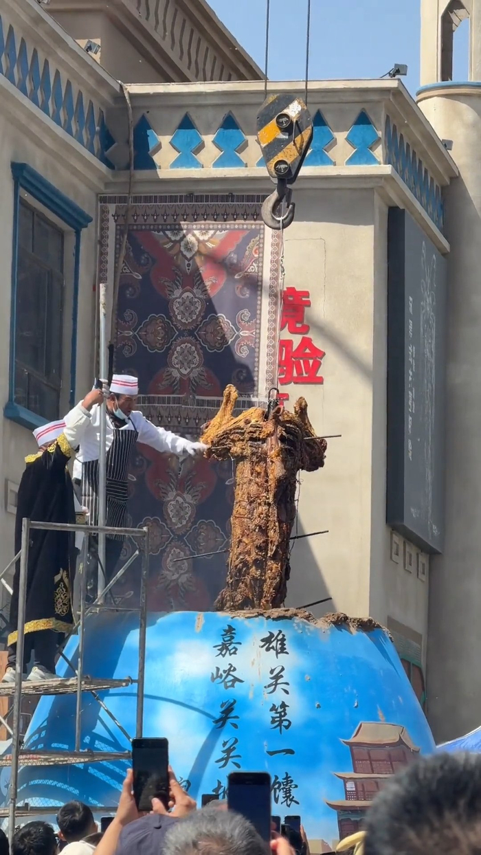 　烤被吊车吊起（视频截图）