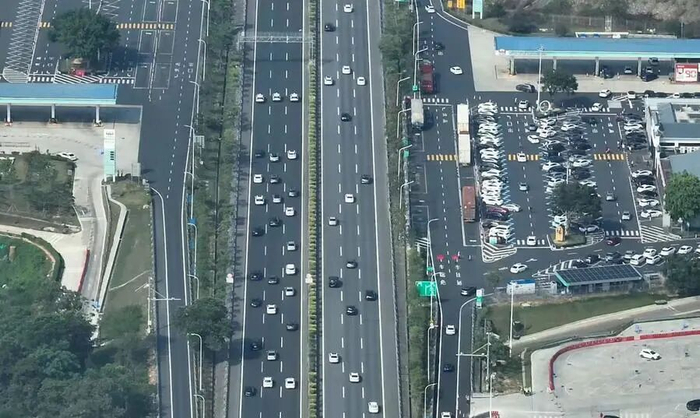 5月1日，深岑高速新城服务区路段，交警（道路左侧）带道通行的航拍画面。新华社发