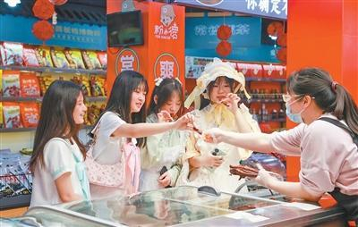 游客在品尝酱板鸭。蔡文龙摄