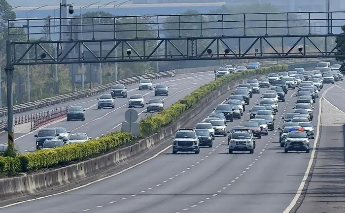 5月1日上午，广东高速潮汐车道上交警带队护送车辆借道通行。新华社发