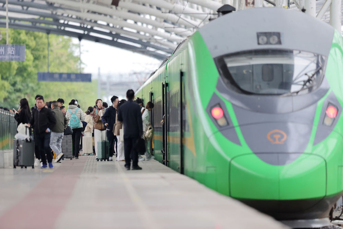 4月29日，旅客在江苏省扬州火车站准备登车出行。新华社发（孟德龙摄）