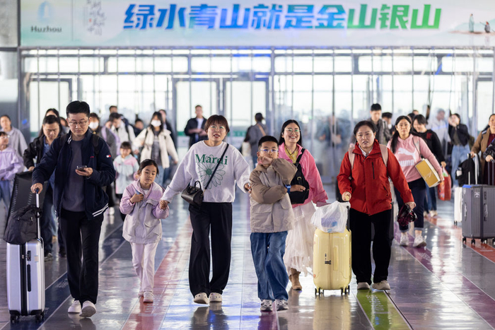 4月29日，在浙江省湖州站候车大厅，旅客检票进站。新华社发（伊凡摄）