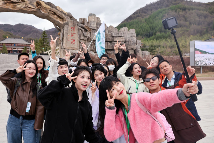4月27日，文旅达人在甘肃省定西市渭河源景区打卡。新华社发 （侯崇慧摄）