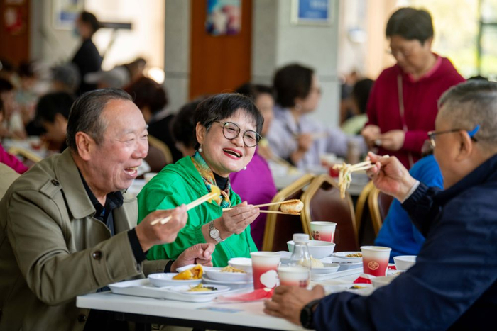 4月26日，上海游客在泰州市政府机关食堂品尝泰州早茶。新华社发（杨玉岗摄）