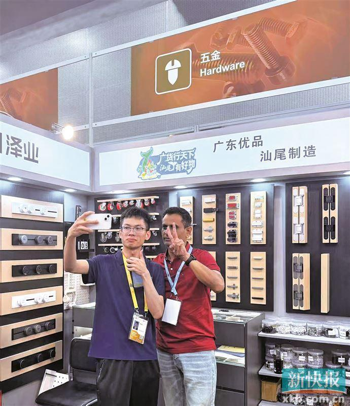 ■Bill与外国客商在展位合照。 新快报记者 金瑜/摄