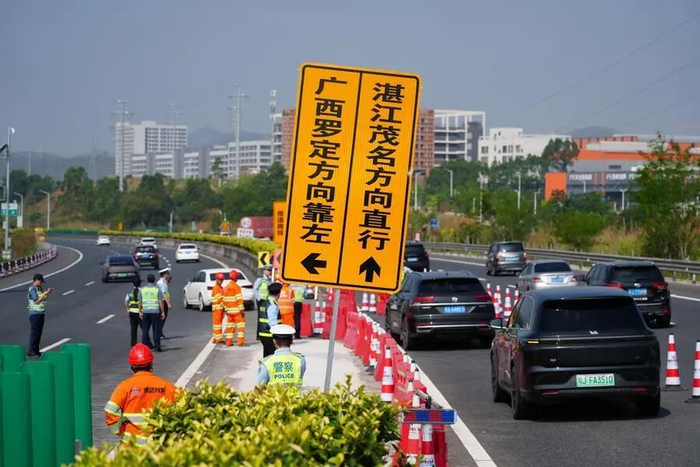 5月1日，深岑高速新兴站至良洞互通路段启用潮汐车道后，车辆有序借道通行。新华社发（雷明霖摄）