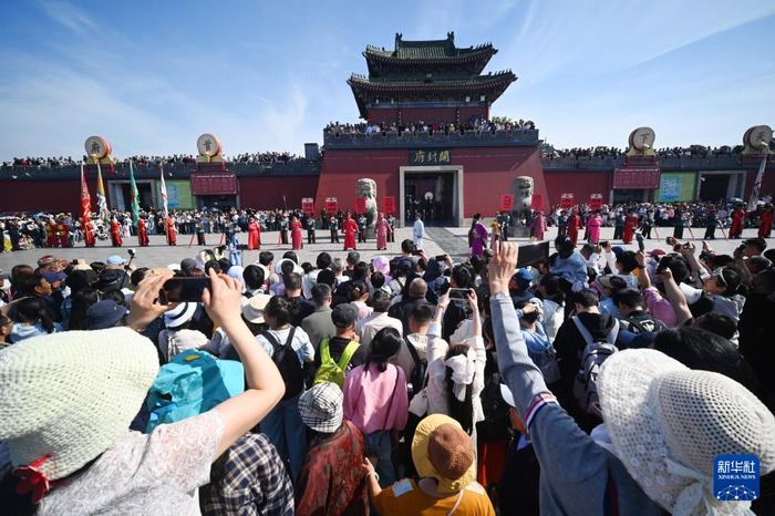 5月1日，游客在河南省开封市开封府观看古装表演。新华社发（李俊生摄）