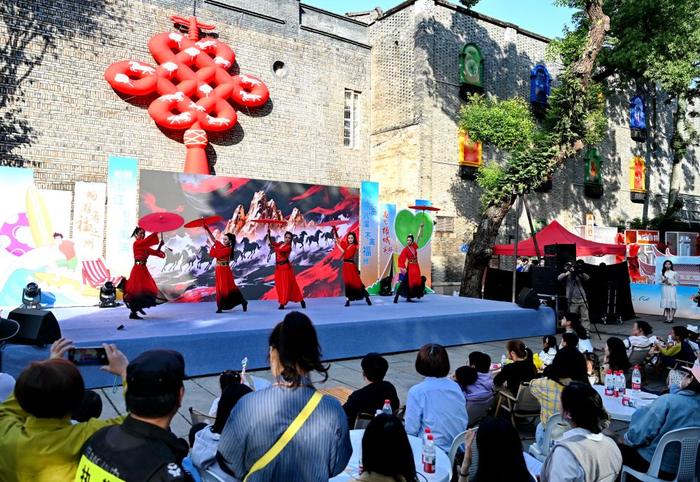 2026福州“五一”文旅主题活动现场的文艺表演。新华社记者 林善传摄