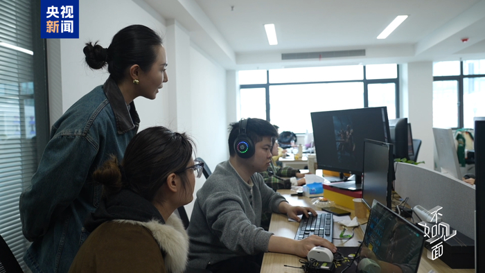 图｜杨涵涵和同事正调整一部AI短剧