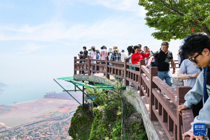 5月1日，游客在江苏连云港市海上云台山景区观景平台看海景。新华社发（王健民摄）