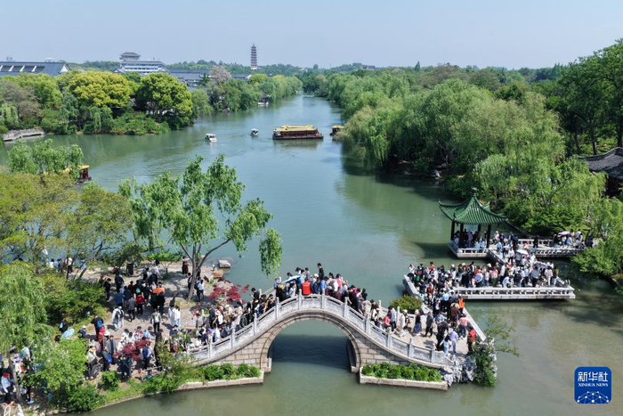 5月1日，游客在江苏扬州瘦西湖风景区游玩（无人机照片）。新华社发（孟德龙摄）