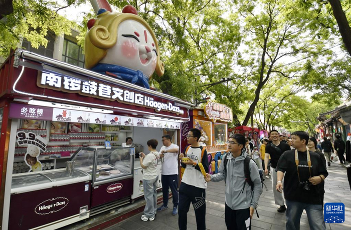 5月1日，游客在北京南锣鼓巷游览。新华社记者 李欣 摄