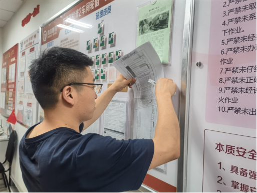 ▲资料图：班组成员紧扣工作重点、难点，商定“小立法”条款。图/青岛地铁