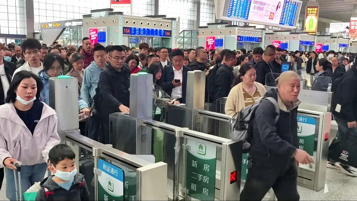 旅客在合肥南站有序检票进站。    朱明  摄